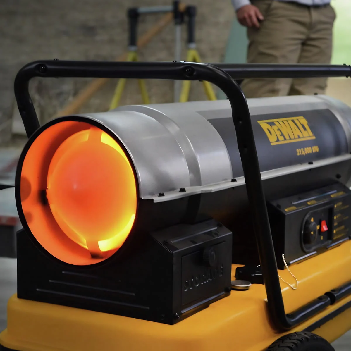 DeWalt 215,000 BTU Heavy Duty Forced Air Kerosene Heater - Image 7